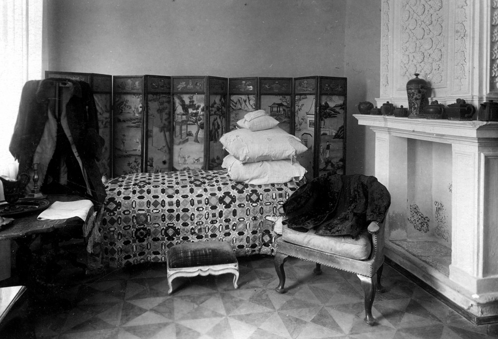 Верхние плакетки ширмы с утратами декора. Спальня Петра I. Монплезир1920-е