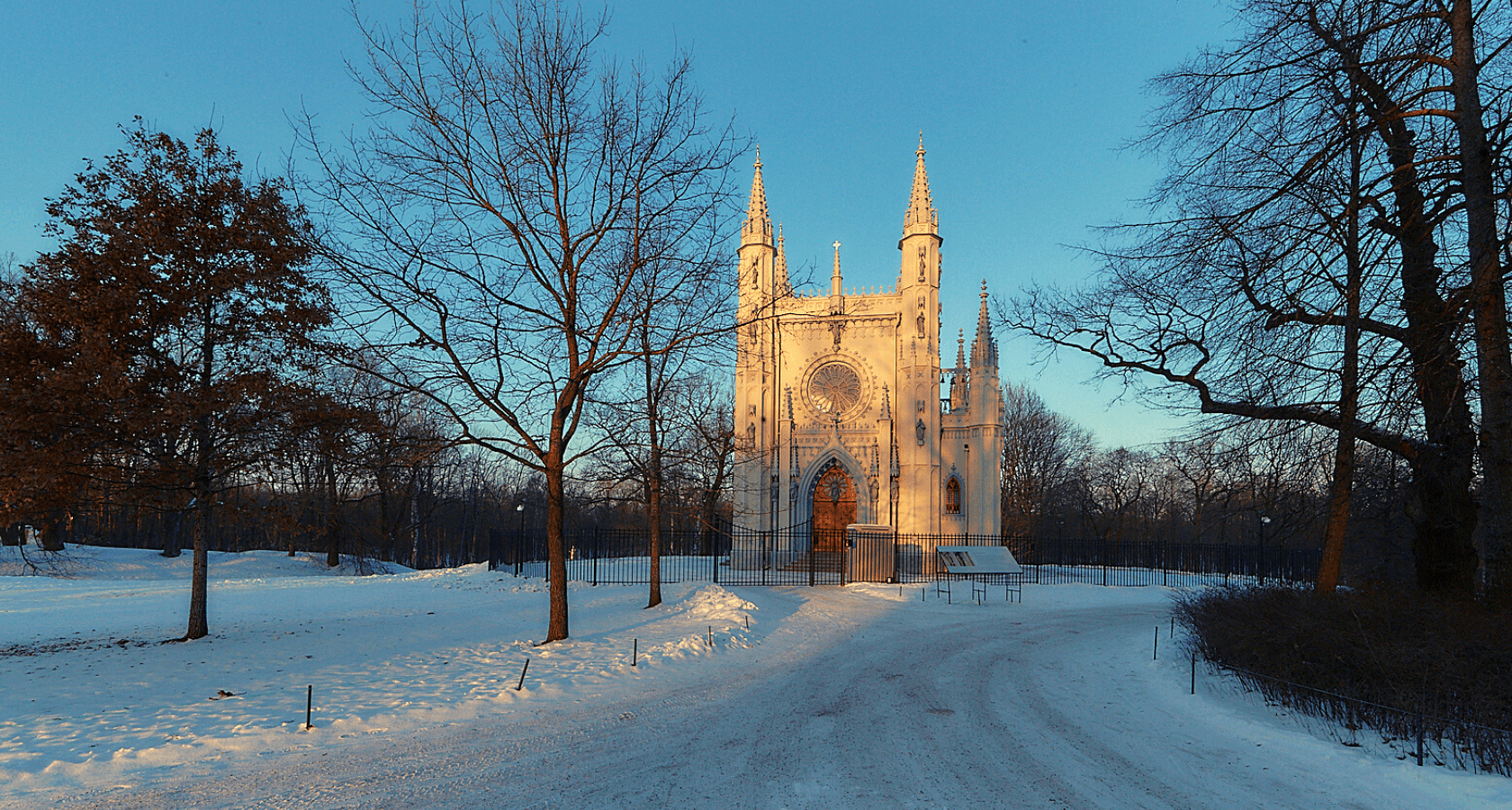 Готическая капелла парк Александрия Петергоф зимой